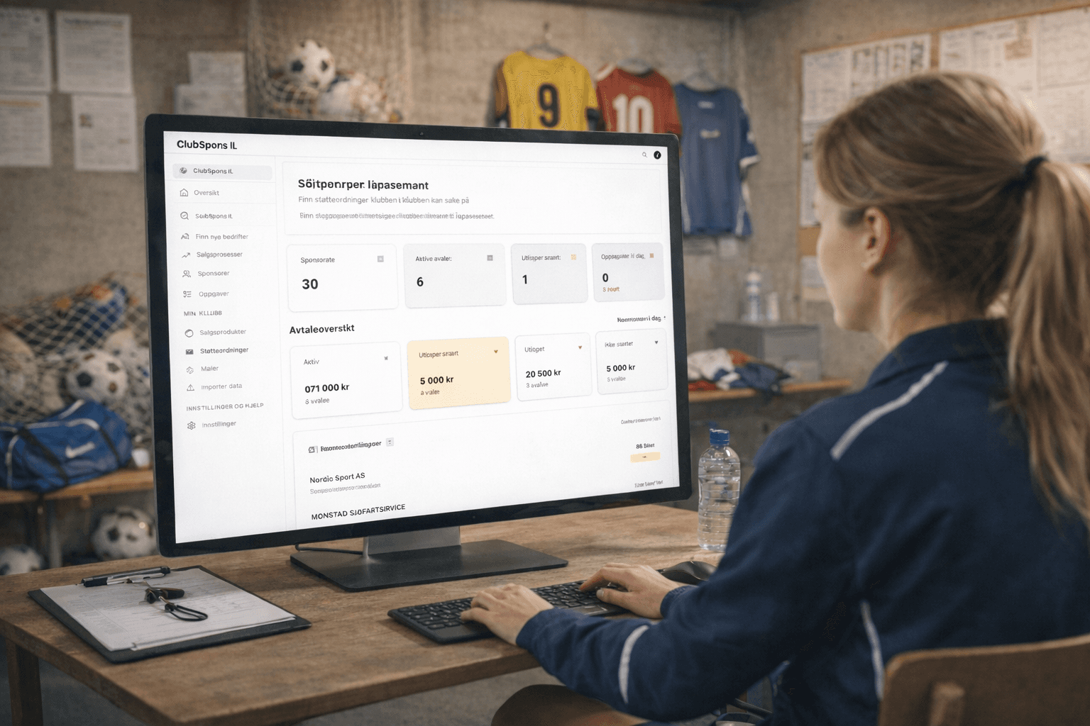 Kvinne ser på skjerm